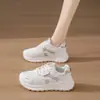 Tênis Feminino Respirável de Malha com Solado Grosso 2026 Primavera Novo Bico Redondo Leve Versátil Sapatos Esportivos Sapatos Casuais