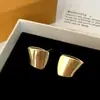 Brincos de Metal Estilo Moda Europeia e Americana Nicho Design para o Dia a Dia, Versátil, Luxo Acessível, Alto Padrão e Elegante, Brincos Banhados a Ouro Real