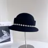 Estilo de Celebridad Diseño Irregular Lana Sombrero de Pescador para Mujer Invierno Perla Decorada Temperamento Sombrero Cubo Elegante Cálido Sombrero de Copa