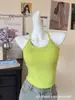 Camisola de moda para chica con pedrería y copas incorporadas, diseño de tirantes cruzados integrados, adecuada tanto para llevar sola como debajo de otra prenda, espalda hermosa