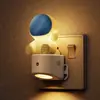 Luz de Noche Enchufable Gy158 Astronauta Creativo de Vinilo Regalo para Niños Lámpara con Sensor de Luz de Color RGB para Dormitorio Mesita de Noche