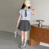 Conjunto de Roupa Estilo Preppy para Meninas Verão 2026 Nova Tendência Camisa Top Infantil Vestido de Verão Saia Curta Conjunto de Duas Peças