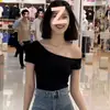 Camiseta preta de manga curta ombro a ombro estilo francês para mulheres, top curto chique e deslumbrante de verão com um design único para mulheres