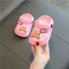Sapatos Furados Infantis Verão Respiráveis Antiderrapantes Biqueira Dupla Utilidade Chinelos Infantis Domésticos Sandálias Fofas de Desenho Animado para Meninos e Meninas