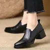 Zapatos de cuero para mujer de tacón grueso estilo retro británico, nuevo modelo primavera y otoño 2025, punta fina, sin cordones, zapatos de moda versátiles