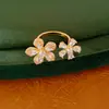 Anillo abierto asimétrico de flor de circón bañado en oro real de 18 quilates, sensación de nicho de alta gama, joyería exquisita de lujo ligero