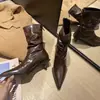 Nuevas botines cortos de punta con tacón de gatito apilado 2024 en color beige, negro, verde y café para mujeres adultas estilo coreano