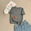 Novo design para primavera e outono, camiseta estilosa de manga curta com detalhe de botão nas costas, feita de tecido escovado para um toque luxuoso, versátil e que rejuvenesce, perfeita para uso casual