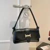 Bolso bandolera pequeño cuadrado de alta gama retro, moda casual de tendencia para el otoño de 2026, diseño simple, bolso para debajo del brazo para mujer