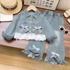 Conjunto de Mezclilla para Niñas Otoño 2026 Ropa Infantil Nueva Chaqueta con Parches de Encaje Pantalones Acampanados para Niños Conjunto de Dos Piezas Moderno