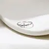 Yinyi Yuan Plata de Ley S925 Original Lujo Ligero Flor de Cuatro Pétalos Anillo Delgado Brillante para Mujeres Exquisito Estilo Europeo Anillo Apilable para Mujeres
