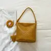 Bolsa Saco de Tecido Casual Cor Sólida Grande Capacidade Estilo Novo Verão 2026, Elegante para o Trabalho e Deslocamento, Bolsa de Ombro Único sob o Braço