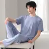 Pijama popular para hombre para verano, hecho de tela modal, de manga corta y pantalón largo, delgado y fresco, adecuado para usar en exteriores como ropa de casa