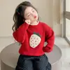 2026 Nuevo Suéter de Fresa Grande Estilo Coreano para Niñas Otoño e Invierno Nueva Ropa Exterior Elegante para Niños Ropa para Niños de Comercio Exterior Moderna