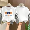 Camiseta de manga comprida para meninos, algodão puro, novo estilo primavera e outono 2026, camada interna listrada para meninos pequenos, camiseta base infantil falsa de duas peças