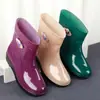 Botas de lluvia cortas de cuatro estaciones para mujer, botas de lluvia para adultos con forro de felpa, zapatos impermeables de moda, zapatos de goma antideslizantes de media caña para mujer, cubrebotas cálidos
