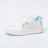 Tênis femininos forrados com fleece em estilo doce de menina com padrões bordados, sapatos quentes de algodão com solas grossas, tênis casuais de alta aparência estilo coreano atacado