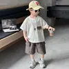 Traje de Manga Corta para Niños Verano 2026 Nuevo Estilo Ropa para Niños Estilo Coreano Camiseta Pantalones Cortos de Verano para Bebé Atractivos Conjunto de Dos Piezas Moderno
