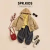 Conjunto de dos piezas de chaqueta con capucha para niño, nuevo de otoño 2026, gabardina de estilo coreano con estampado de letras y conjunto de camisa de color liso, moderno