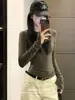 Camiseta de manga larga marrón con cuello redondo, estilo retro americano, mangas acampanadas para mujer, principios de otoño 2026, corte ajustado, top básico que favorece la figura