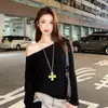 Camiseta Asimétrica Gris de Manga Larga con un Hombro Descubierto Pure Desire para Mujer Otoño Holgada Hombro al Aire Capa Base Estilo Perezoso Absolutamente Hermosa
