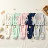 Conjunto de oso con pajarita estilo princesa coreana para niñas, sudadera con estampado de dibujos animados y pantalón jogger conjunto de dos piezas para niños pequeños y niños pequeños