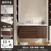 Conjunto de gabinete de baño estilo mediados de siglo de madera de nogal y aluminio de panal, incluyendo un lavabo de cerámica y tocador para el baño