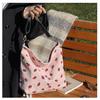 2025 Verão Nova Moda Bolsa de Tecido Texturizado de Veludo Cotelê Portátil Ombro Transversal Bolsa Feminina Axilar para Trabalho Bolsa Morango