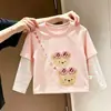 Nueva camiseta para niña, con un dulce diseño de mariposa rosa, un elegante look de dos piezas, mangas largas, lindas rayas y un top de otoño moderno para niños
