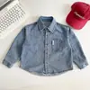 Vale do Vento 2026 Outono Nova Camisa Jeans Azul Claro Estilosa Tendência Legal Infantil Versátil Roupa de Exterior para Meninos Primavera e Outono