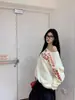 Moletom Feminino Americano de Manga Longa com Estampa de Letras e Ombro Caído para Outono Sexy Design de Ombro a Ombro Look Solto Emagrecedor Top Ins