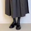Mocassins populares de sola grossa estilo britânico para mulheres, novos sapatos pretos de outono de 2026 que aumentam a altura com saltos grossos, sapatos pequenos de couro versáteis
