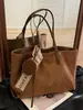 Bolsa Versátil de Veludo Transfronteiriça Estilo Retrô Grande Capacidade Moda Outono 2025 Bolsa Tote de Ombro para Passeio e Trabalho Bolsa para Roupa de Trabalho