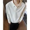 Camiseta masculina de manga longa com gola polo Henry, base de corte solto, gola texturizada nos ombros, estilo americano moderno para o outono
