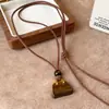 Collar Geométrico Color Café Maillard, Colgante de Diseño Trapezoidal Retro Francés, Cadena Exquisita de Lujo Ligero para Suéter para Mujer