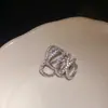 Clip de oreja de cruz multicapa con baño de oro real de 14k y circonita, aretes de lujo ligero, clip para cartílago de la oreja, accesorio de oreja de diseño de nicho sin perforación