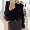 Camisa Base de Tricô Cinza Estilo Coreano com Manga Longa e Decote Ombro a Ombro para Mulheres, Design Único para Outono e Inverno, Top Irregular para Camadas