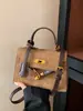 Bolsa de mão de design minimalista de nicho transfronteiriça, bolsa quadrada pequena da moda feminina, bolsa tira-colo para o dia a dia Kelly