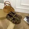 Nuevos Zapatos Peludos de Suela Gruesa con Punta Redonda Estilo Retro Francés para Mujer Otoño e Invierno 2025, Versátiles Zapatos de Felpa de Algodón sin Cordones para Uso en Exteriores