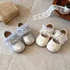 Zapatos de Cuero Cerrados Calados para Niñas 2026 Primavera y Otoño Nuevos Zapatos de Princesa Bordados Poco Profundos Planos de Moda Versátiles