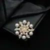 Moda Europeia e Americana Exquisite Broche Duplo Flor Folha Liga de Zinco Pérola Corsage Pin para Terno Vestido Alto Senso