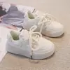 Zapatillas blancas de moda para niños, nuevo estilo verano 2025, de malla transpirable, versátiles, casuales, de corte bajo, con suela gruesa