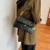 Bolso de textura de moda para mujer, nuevo bolso de moda acolchado con cadena para principios de otoño de 2026, bolso de hombro y cruzado de nicho para damas