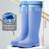 Zapatos de agua altos y modernos, botas de lluvia, botas impermeables cortas hasta la mitad de la pantorrilla, antideslizantes, resistentes al desgaste, zapatos de goma para cocina, botas de lluvia cálidas para mujer