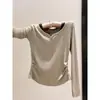 Camiseta feminina de manga longa com gola V, cor contrastante, estilo de peça dupla falsa, novo estilo de início de outono, camisa base com cintura marcada plissada, design que afina a silhueta