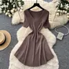 Vestido Tricotado Colorido de Manga Curta com Decote V Estilo Coreano 2026 Vestido de Verão Linha A para Reduzir a Idade, Afinar a Cintura e Uso Elegante no Trabalho