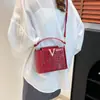 Tendencia Transfronteriza Verano 2025 Bolso de Mano en Forma de V con Patrón de Cocodrilo Bolso Tote de Gran Capacidad Bolso de Hombro de Gama Alta para Viajes