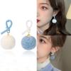 Pendientes frescos en azul y blanco con forma de bola de pelo asimétrica, versátiles, de nicho, de fieltro de otoño e invierno, con un diseño muy especial para mujeres.