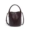 Bolso de Mano Nuevo Estilo Tejido a Mano Puro Moda Casual Versátil Bolso Cubo Lujo Ligero Simple Bolso de Hombro de Gama Alta