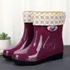 Botas de lluvia cortas de cuatro estaciones para mujer, botas de lluvia para adultos con forro de felpa, zapatos impermeables de moda, zapatos de goma antideslizantes de media caña para mujer, cubrebotas cálidos